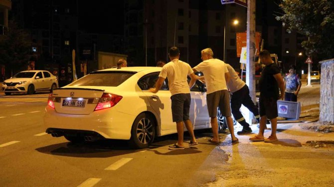 Alkolü Sürücü Mahalleyi Elektriksiz Bıraktı