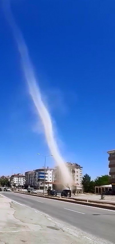 Elazığ’da Dev Hortum Görüntülendi