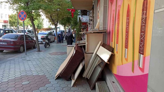 Şehrin Göbeğinde Kaldırıma Mobilya Yığıldı