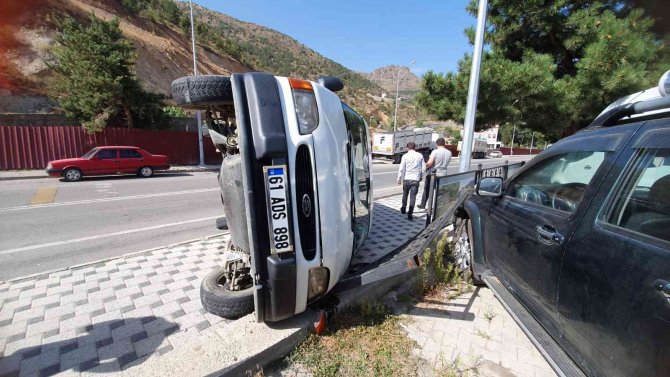 Yayaya Çarpmamak İçin Manevra Yapan Minibüs Yan Yattı