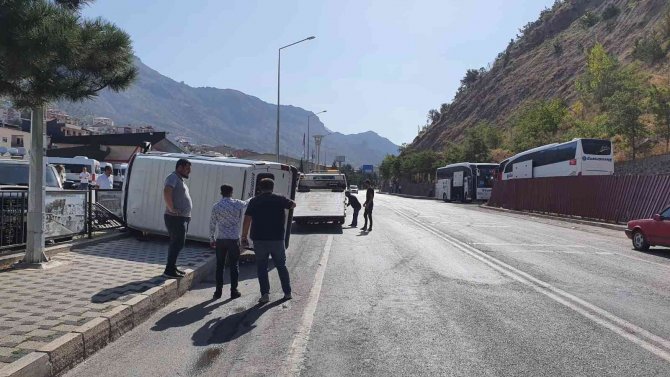 Yayaya Çarpmamak İçin Manevra Yapan Minibüs Yan Yattı