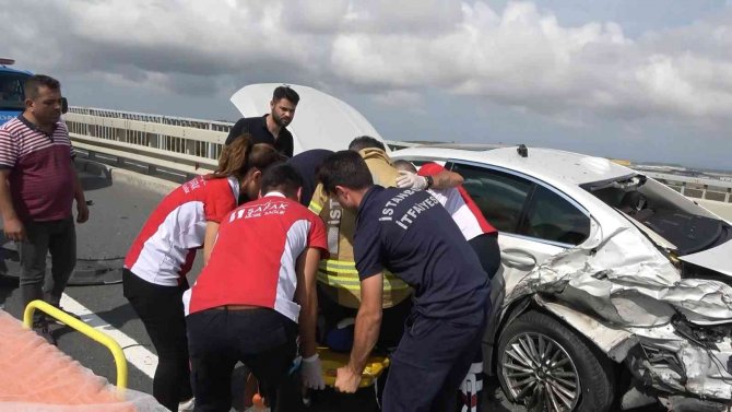 İ̇stanbul Havalimanı Çıkışında Kaza, 1 Kişi Araçta Sıkışarak Yaralandı