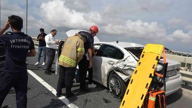 İ̇stanbul Havalimanı Çıkışında Kaza, 1 Kişi Araçta Sıkışarak Yaralandı