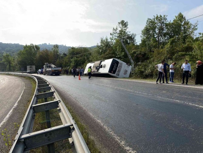 Yolcu Otobüsü Devrildi: 4 Yaralı