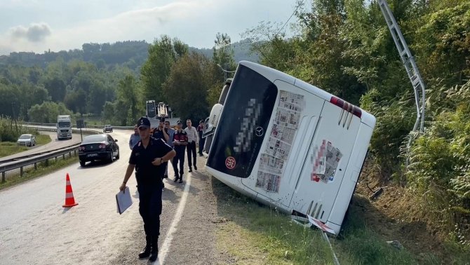 Yolcu Otobüsü Devrildi: 4 Yaralı