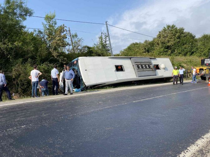 Yolcu Otobüsü Devrildi: 4 Yaralı