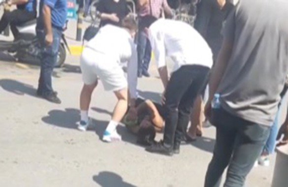 Kavga Ettiği Kişilere Salladığı Bıçak, Nişanlısına Denk Geldi