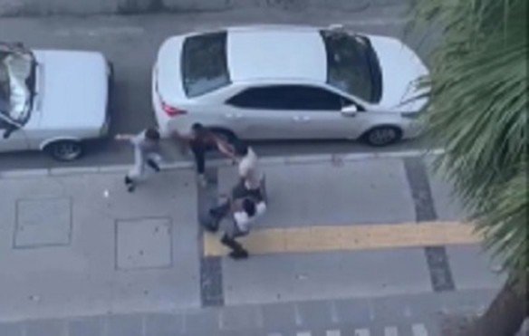 Kavga Ettiği Kişilere Salladığı Bıçak, Nişanlısına Denk Geldi