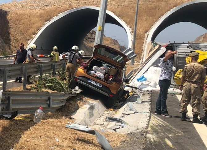 İ̇zmir’de Lastiği Patlayan Tır Dehşet Saçtı: 1 Ölü, 5 Yaralı