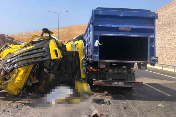 İ̇zmir’de Lastiği Patlayan Tır Dehşet Saçtı: 1 Ölü, 5 Yaralı