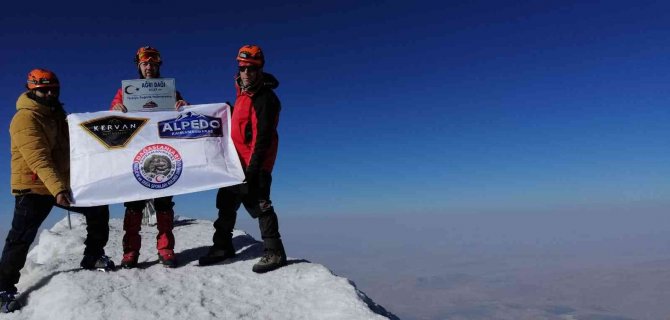 Dağcılar Ağrı Dağı Zirvesinde