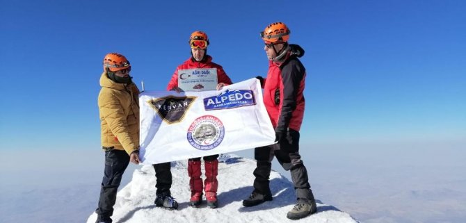 Dağcılar Ağrı Dağı Zirvesinde