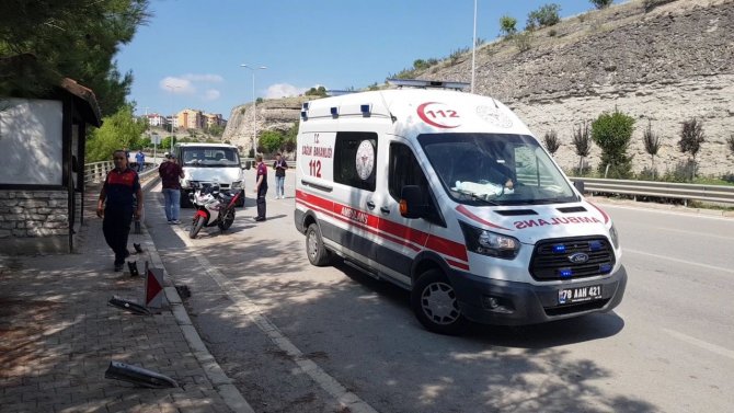 Bariyere Çarpan Kamyonetteki 2 Kişi Yaralandı