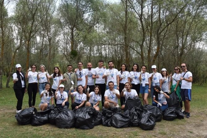 Akademisyen Ve Öğrenciler Çöp Toplandı