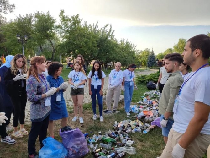 Akademisyen Ve Öğrenciler Çöp Toplandı