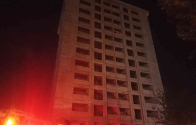İ̇nşaata Çıkan 2 Arkadaşı Polis İkna Etti
