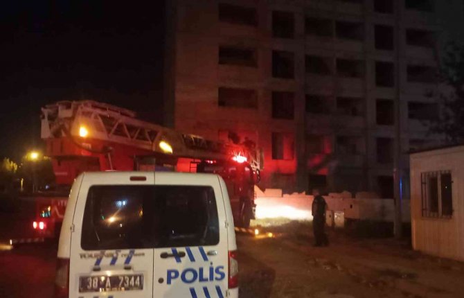 İ̇nşaata Çıkan 2 Arkadaşı Polis İkna Etti
