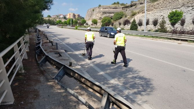 Bariyere Çarpan Kamyonetteki 2 Kişi Yaralandı