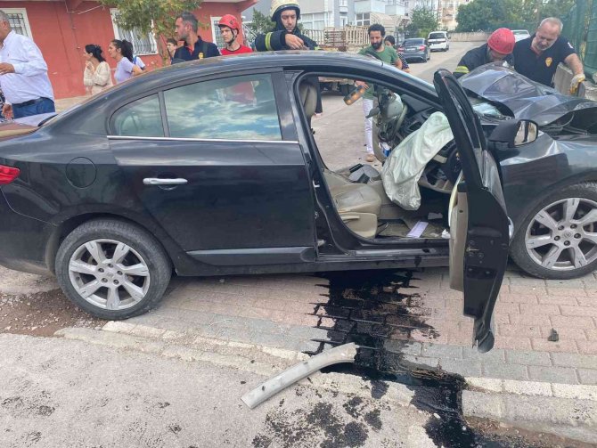 Tansiyonu Düşen Sürücü Bahçe Duvarına Çarpıp Otomobilde Sıkıştı