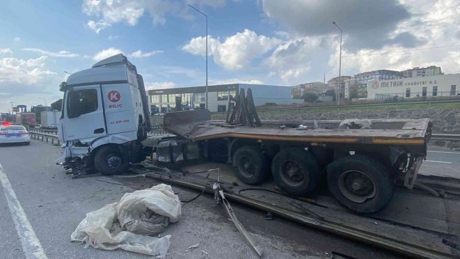 D-100’de Lastiği Patlayan Tır Bariyere Girdi, Tonlarca Ağırlıktaki Demir Rulolar Yola Düştü