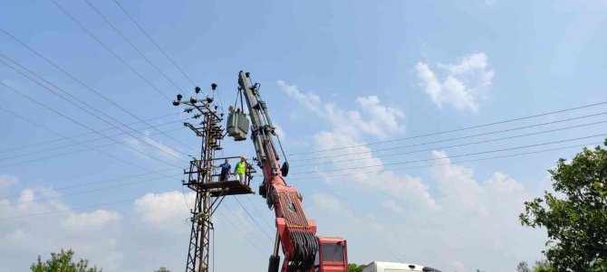 Yıldırım Düşen Trafo Kısa Sürede Yenilendi