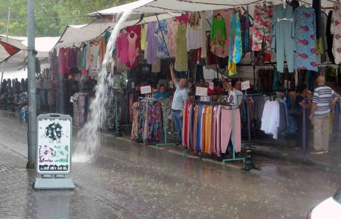 Yağmur Pazarcıları Hazırlıksız Yakaladı