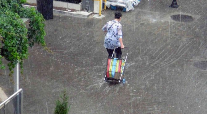 Yağmur Pazarcıları Hazırlıksız Yakaladı