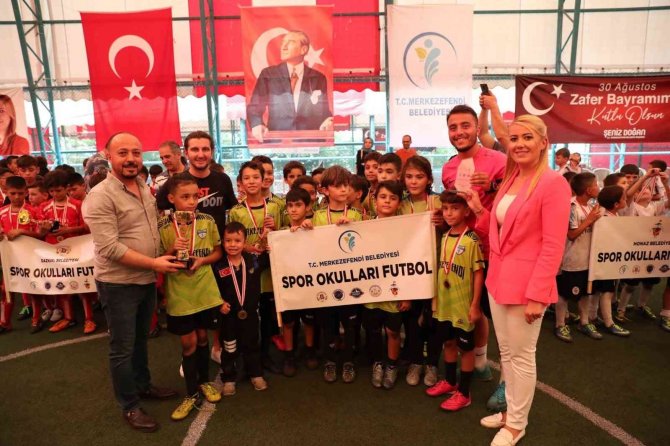 Turnuvaya Katılan Sporcular Ödüllendirildi