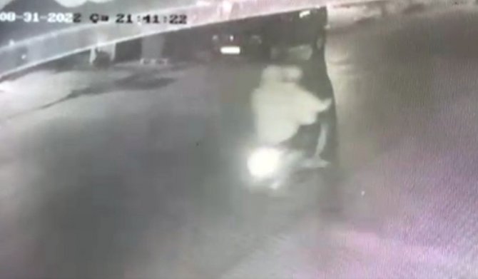Husumetlisinin Evine Ateş Açarken Yanındaki Arkadaşını Vurdu