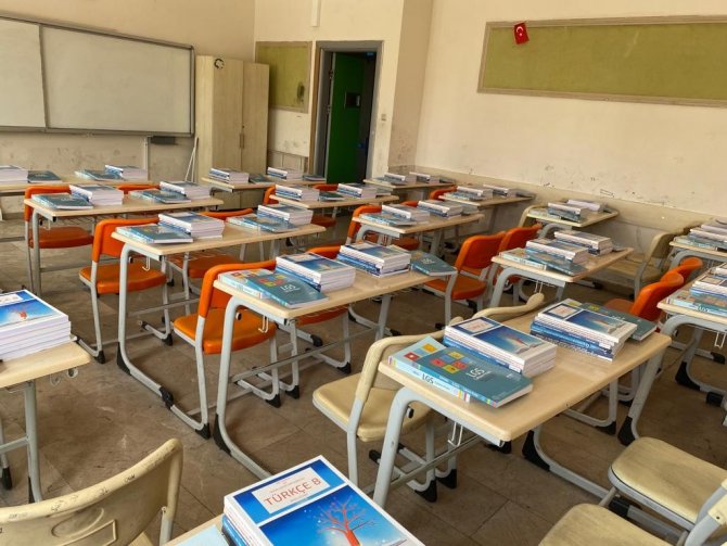 Ücretsiz Ders Kitabı Ve Yardımcı Kaynaklar Sıralarında Öğrencileri Bekliyor