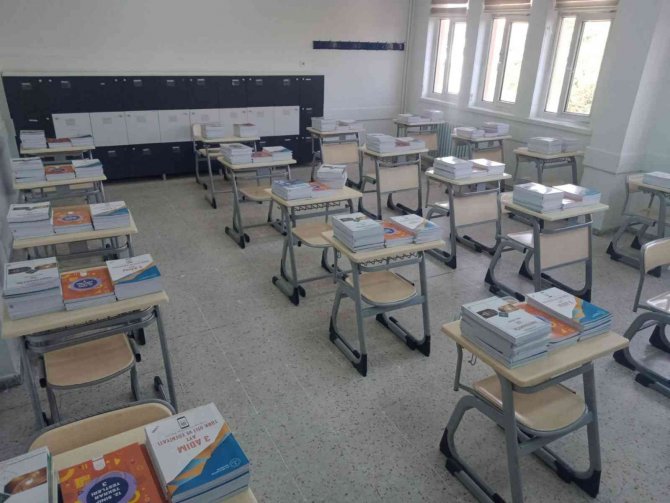 Ücretsiz Ders Kitabı Ve Yardımcı Kaynaklar Sıralarında Öğrencileri Bekliyor