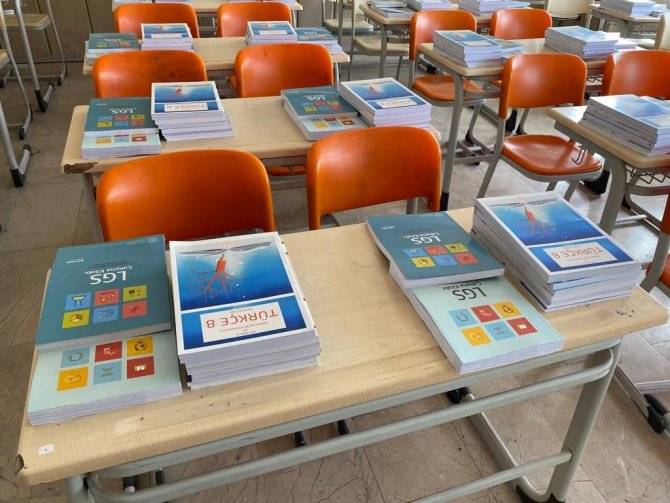 Ücretsiz Ders Kitabı Ve Yardımcı Kaynaklar Sıralarında Öğrencileri Bekliyor