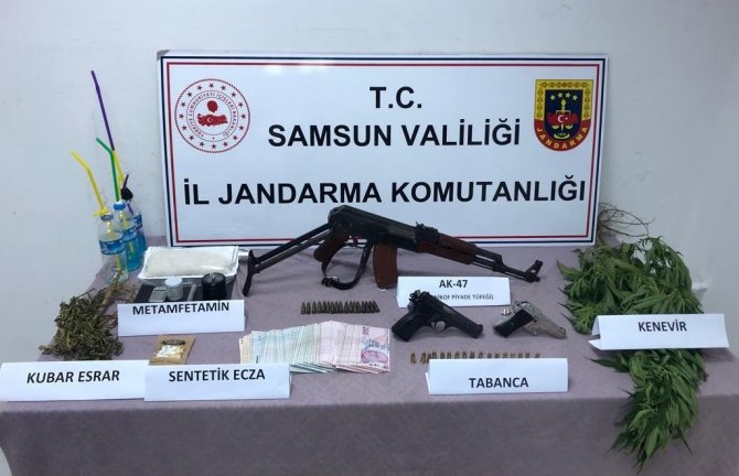 Samsun’da Kaleşnikof Tüfek Ve Uyuşturucu Operasyonunda 3 Kişi Tutuklandı