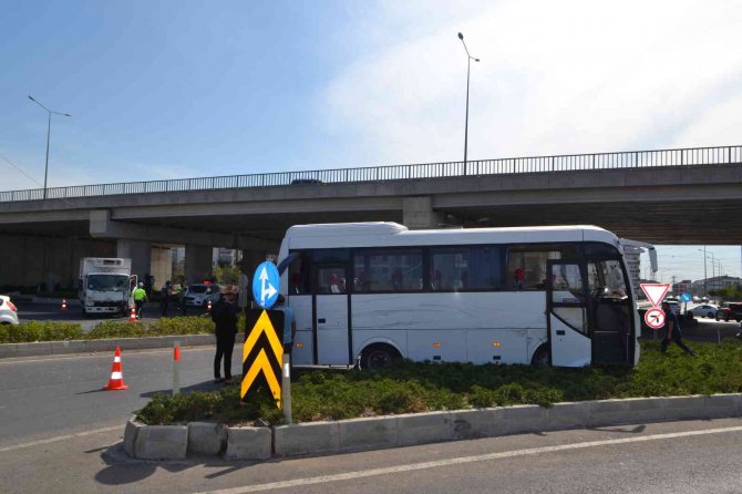 Servis Minibüsüyle Çarpışan Kamyonet Şoförü Yaralandı
