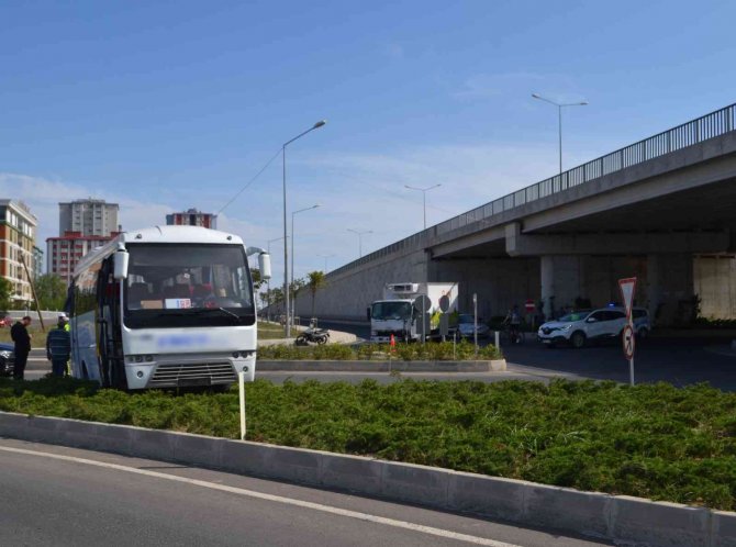 Servis Minibüsüyle Çarpışan Kamyonet Şoförü Yaralandı