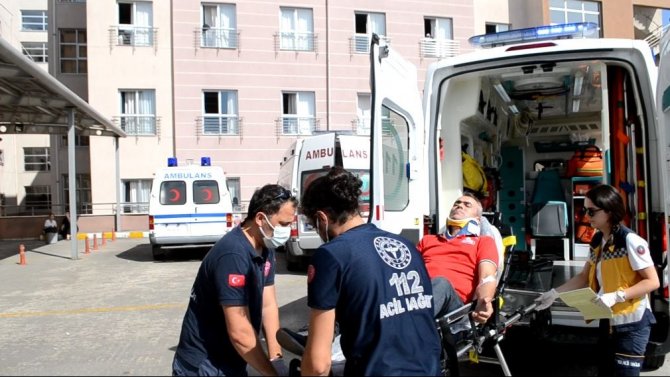 Servis Minibüsüyle Çarpışan Kamyonet Şoförü Yaralandı