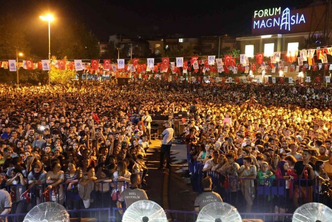 Derya Uluğ Manisa’yı Salladı