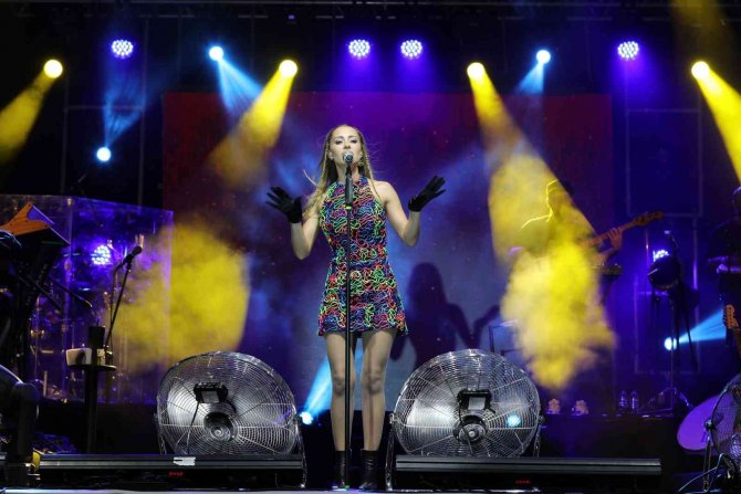 Derya Uluğ Manisa’yı Salladı