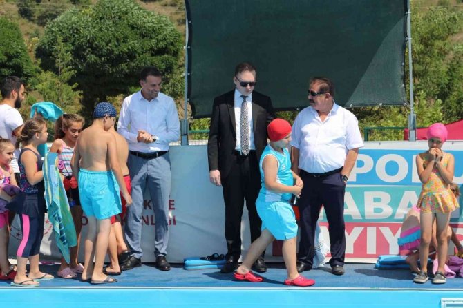 "Yüzme Bilmeyen Kalmasın" Projesinde Herkes Yüzme Öğreniyor