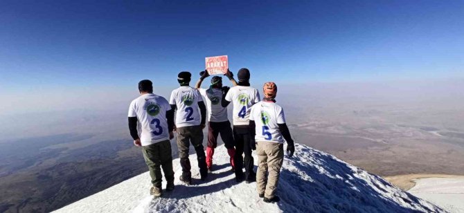 Vanlı Dağcılar 9 Günde 3 Şehirde 4 Zirve Yaptı