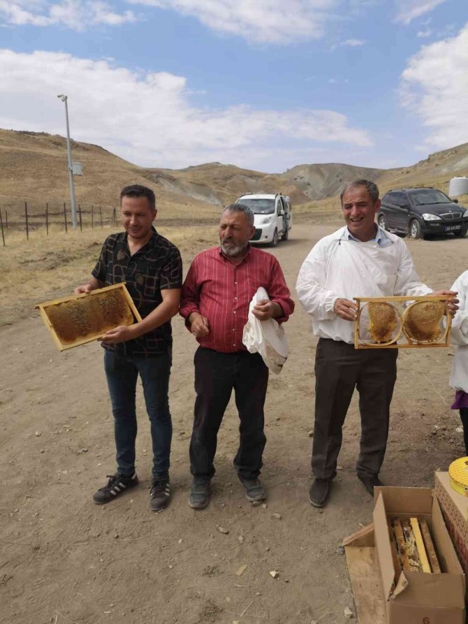 Özalp’te Bal Sağımı