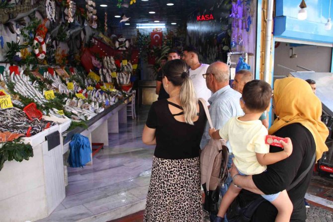 Gurbetçi Vatandaş, Sezonun İlk Balığını Edirne’de Yedi