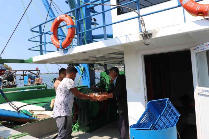 Karadeniz’de Tekneler Kasa Kasa Balıkla Döndü