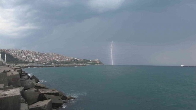 Zonguldak’ta Şimşekler Gökyüzünü Kapladı