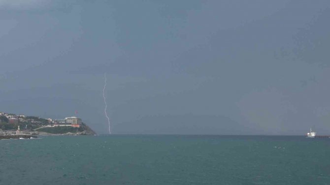 Zonguldak’ta Şimşekler Gökyüzünü Kapladı