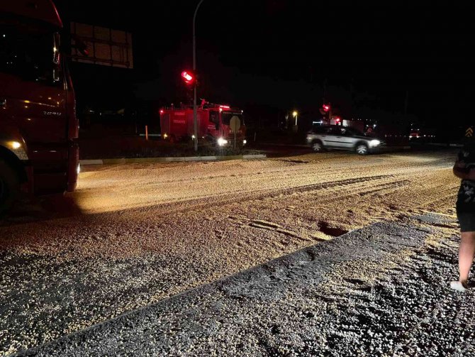 Makaslayan Tırdan 2 Ton Mısır Yola Saçıldı
