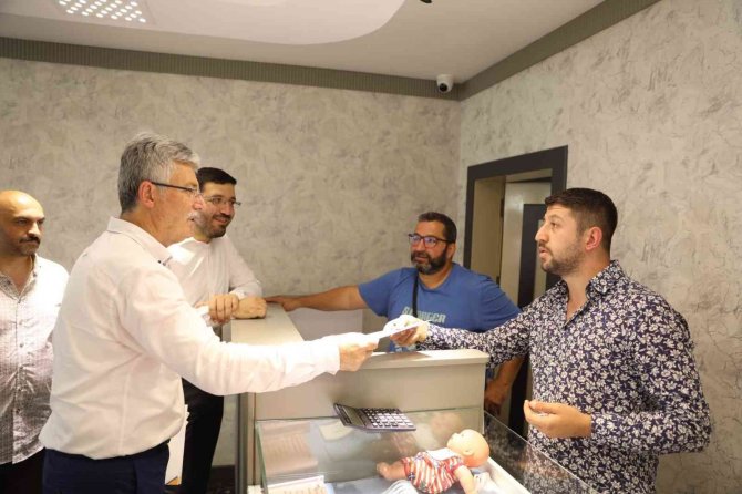 Cumhurbaşkanı Erdoğan’ın Mektubunu Vatandaşa Ulaştırmak İçin Sokak Sokak Geziyorlar