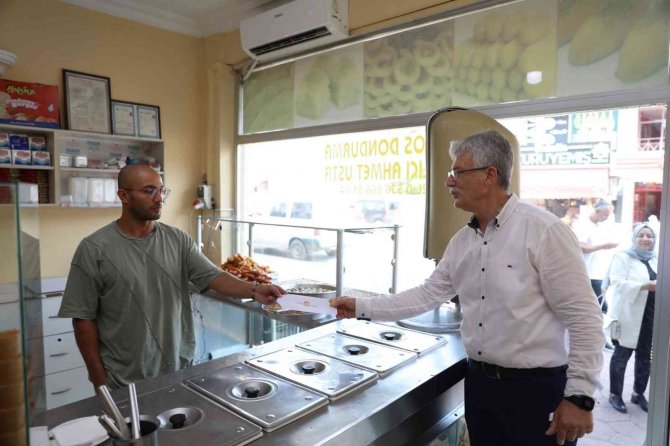 Cumhurbaşkanı Erdoğan’ın Mektubunu Vatandaşa Ulaştırmak İçin Sokak Sokak Geziyorlar