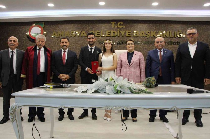 Bakan Yanık, Genç Çifte Sürpriz Nikah Şahitliği Yaptı, Evlilik Cüzdanını Damada Verdi