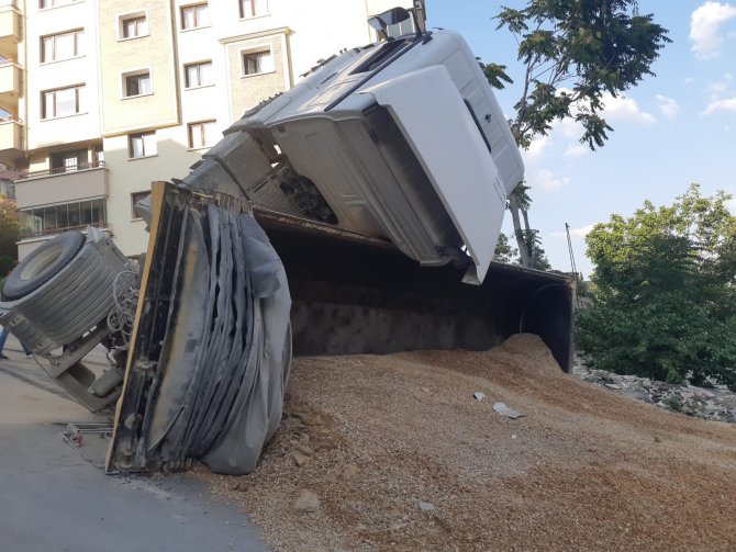 Yokuşu Çıkmaya Çalışan Hafriyat Kamyonu Devrildi, Faciadan Dönüldü